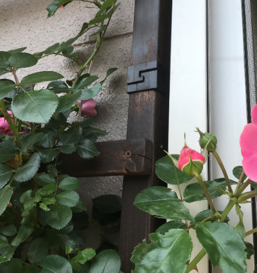 2×4材の長さが足りなくて支柱が天井まで届かない場合はジョイントを使用して支柱を連結する