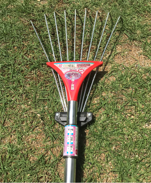 芝生のサッチング用レーキ　熊手