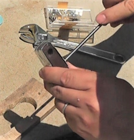 ガーデンパラソルの骨先端に穴を開けた部分に加工したステンレスサドルをネジ止めして補強する