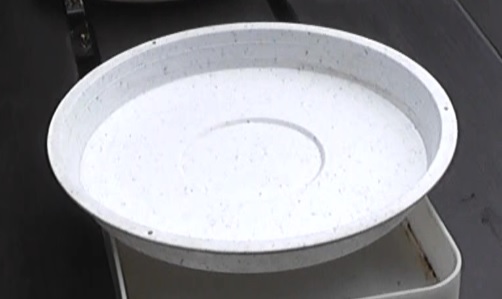 芝生のドリルエアレーションで抜いた土を回収する受け皿を園芸用のトレーで作成する