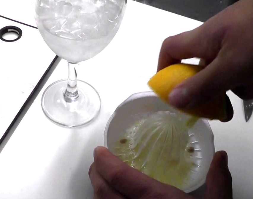 収穫した庭木のレモンをスクイーズして生絞りレモンサワーを作る