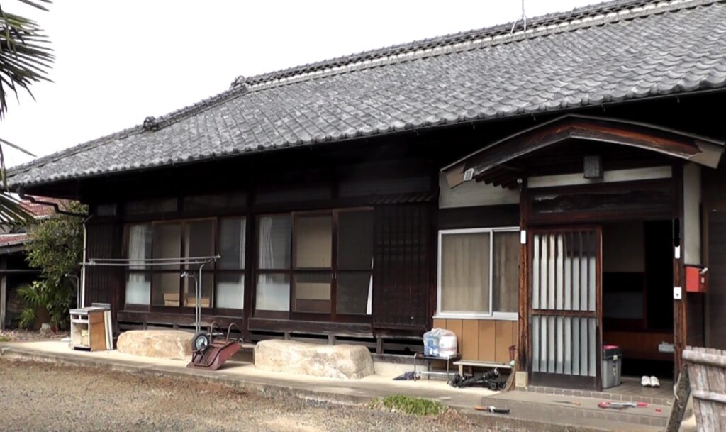 車がパンクした現場の可能性がある実家の庭