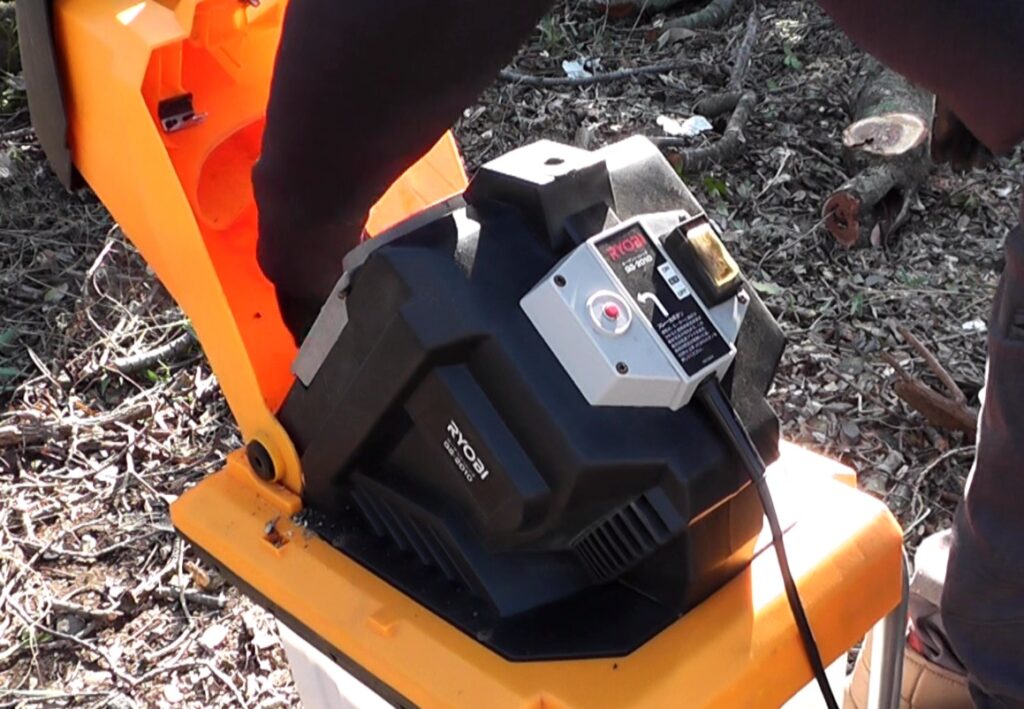 リョービ製ガーデンシュレッダーGS-2010の刃が詰まった場合は機器を開けて詰まりを取り除く