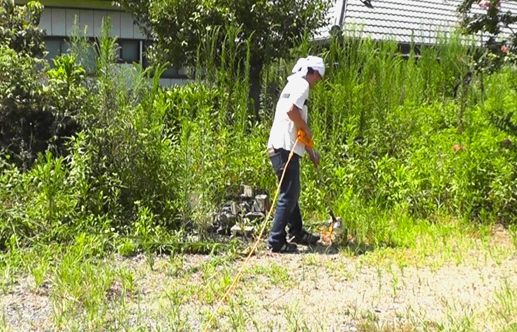 雑草の草刈りに芝刈り用の電動バリカンを使用したら刃の合わせが悪くなり芝生が刈れなくなった